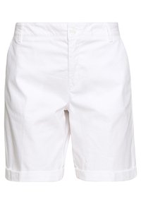 Vita bomullsshorts med en klassisk design, som har knappstängning, bälteshällor och uppvikt fåll. Slät textur.