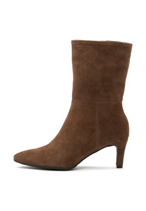 Bruine suède enkellaarsjes met een spitse neus, slanke stilettohak en een gladde textuur; bevatten zijnaadstiksel en een taps toelopend ontwerp.