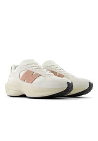 Vita atletiska sneakers med ovandel i mesh och mocka, med en slät beige mellan sula och en texturerad svart gummisula.