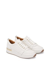 Zapatillas blancas con un acabado texturizado y un patrón sutil, con cordones en la parte delantera, detalles en dorado y una suela de goma con una ligera plataforma.