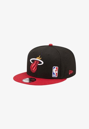 Cappellino snapback nero e rosso dei Miami Heat con logo della palla infuocata della squadra e logo NBA sulla parte frontale.