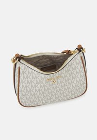 MICHAEL Michael Kors JET SET CHARM CHAIN POUCHETTE - Håndtasker - vanilla