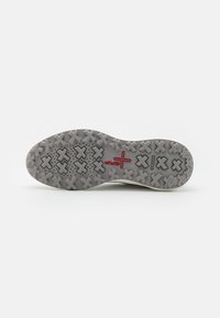 Semelle de sneaker blanche avec une surface en caoutchouc gris texturé, présentant un motif de formes en X surélevées et un logo Geox rouge.