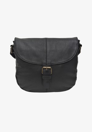 Czarna skórzana torebka na ramię z klapą, z metalowym zapięciem, teksturowaną powierzchnią i regulowanym paskiem.