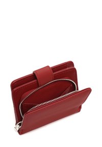 Portafoglio in pelle rossa con più scomparti per carte, una tasca con zip e cuciture a contrasto. Design compatto con texture liscia.