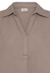 Chemise couleur taupe avec col et patte de boutonnage en V, en tissu texturé, avec une étiquette de marque "fransa" visible à l'intérieur du col.