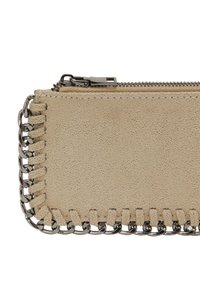 Beżowy portfel ze strukturalnej skóry z zamkiem błyskawicznym, ozdobiony łańcuszkiem i kontrastowym ściegiem wzdłuż krawędzi dla dodatkowych detali.