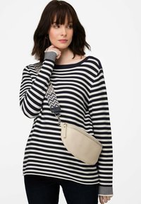 Maglia a maniche lunghe a righe in blu navy e crema, abbinata a una borsa a tracolla in pelle beige con cinghia decorata e chiusura con zip.