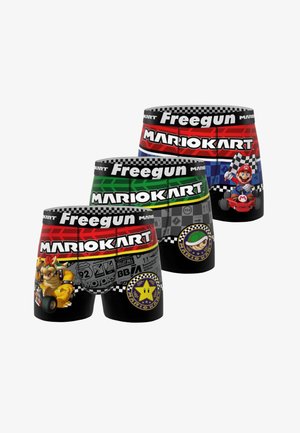 Trois paires de boxers sur le thème de Mario Kart avec des ceintures rouges, vertes et bleues, présentant Mario, Bowser et des icônes du jeu.
