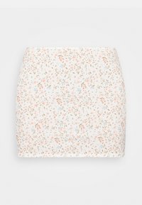 Saia mini floral feita de tecido leve. Apresenta uma base branca com flores rosas e azuis, e folhas verdes num padrão disperso.