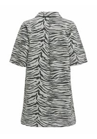 Robe à manches courtes en tissu gris clair avec des rayures zèbre noires, présentant une coupe décontractée, un col et un design à boutons dans le dos.