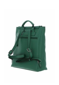 Sac à dos en cuir vert avec des bretelles réglables, une poignée supérieure et une poche zippée à l'arrière. Texture lisse et design minimaliste.