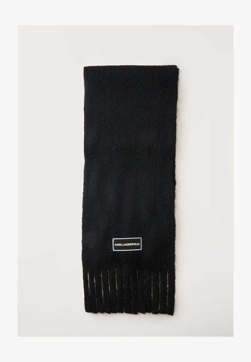 Écharpe en tricot noire avec des extrémités à franges et une étiquette rectangulaire indiquant Karl Lagerfeld près d'un bord à franges.