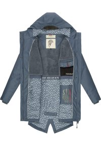 Chaqueta exterior azul con un suave forro de forro polar gris. El interior presenta un patrón floral y múltiples bolsillos con etiquetas y acentos.