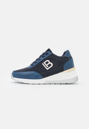 Zapatilla azul marino con detalles texturizados en azul, suela blanca, cierre de cordones en la parte delantera y logotipo metálico "LB" en el lateral.