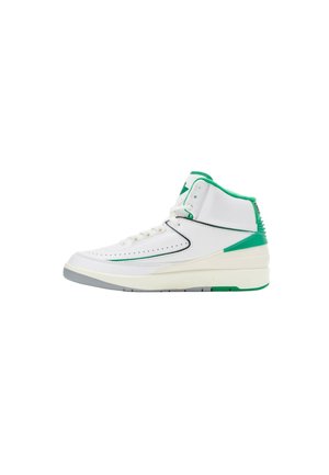 Zapatilla deportiva alta de cuero blanco con acentos verdes, que cuenta con detalles perforados, un cuello acolchado y una suela de goma gris.