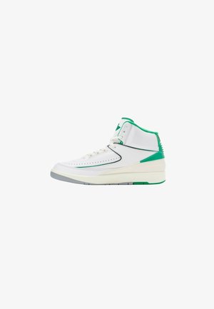 Hoge sportieve schoen van wit leer met groene accenten, met geperforeerde details, een gepolsterde kraag en een grijze rubberen zool.