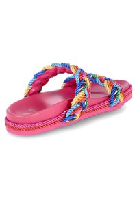 Sandal rosa con una suela gruesa, que presenta tiras trenzadas coloridas hechas de material retorcido, con un borde texturizado y una planta suave.