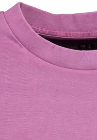 Camiseta de manga corta con cuello redondo, hecha de una tela suave y ligera en un color rosa claro sólido con una sutil textura de canalé.