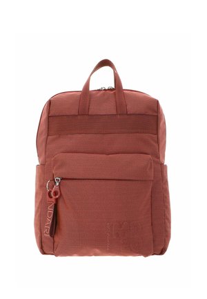 Sac à dos en tissu rouge rouille avec poche zippée à l'avant, poignées supérieures et compartiments latéraux, présenté debout sur fond blanc.