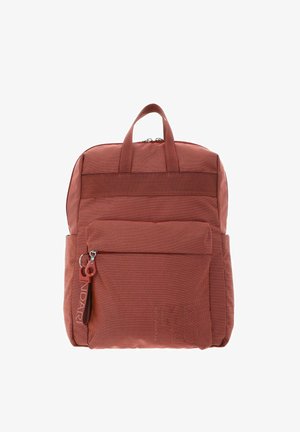 Zaino in tessuto rosso ruggine con tasca frontale con cerniera, manici superiori e scomparti laterali, mostrato in posizione verticale su sfondo bianco.