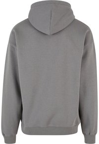 Grå hettegenser med strukturert overflate, med kengurulomme, ribbede mansjetter og hette med snøring. Enkel og uformell design.