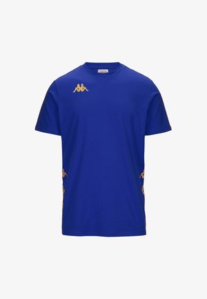 T-shirt blu a maniche corte in cotone, con un logo dorato sul petto sinistro e dettagli dorati lungo i lati. Design semplice.