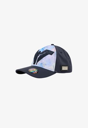 Navy baseball cap med en farverig, mønstret stoffront med et sort logo. Inkluderer et rundt, multifarvet mærke ved skyggen.