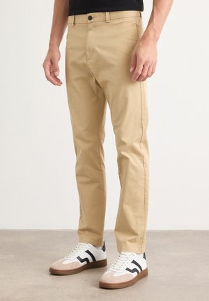 Beige katoen-chambray broeken met een rechte snit, voorzien van riemlussen, een sluiting met een voorste knoop en twee zijzakken.
