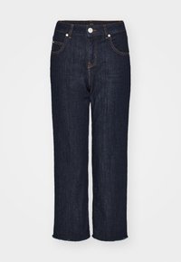 Jean denim bleu marine coupe droite avec cinq poches, fermeture par bouton et ourlets bruts.