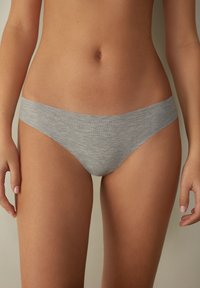 Grijze katoenen hipster onderbroek met een glad ontwerp, zonder zichtbare naden en een brede elastische tailleband voor comfort.