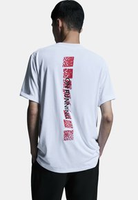 TRAIN GRAPHIC - Sports T-shirt - white