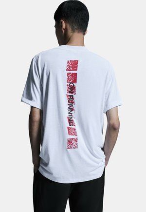Witte katoenen t-shirt met een rode grafische ontwerp op de achterkant met de tekst "ONE RUNNING." Korte mouwen en een comfortabele pasvorm.