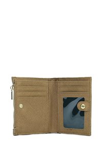 Portafoglio in tessuto marrone con chiusura a zip, multiple fessure per carte, una finestra trasparente per l'ID e chiusura a bottone a pressione. Superficie texturizzata.