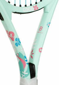 Lichtblauwe tennisracket met bloemenpatronen en accenten in roze en groen. Beschikt over een gestructureerde handgreep en een kenmerkend sneldesign.