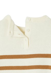 Strickpullover in Creme mit strukturierter Oberfläche, zwei horizontalen braunen Streifen, einem halb geöffneten Kragen und weißen Knöpfen.