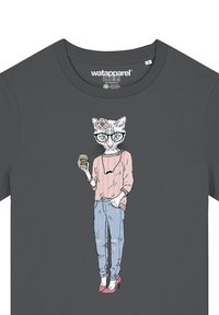 Grijze t-shirt met een afbeelding van een kat in een bril die een kop koffie vasthoudt, gekleed in een roze sweater en blauwe jeans met roze hakken.