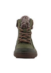 Tmavě zelené kotníkové boty s umělou kožešinou na límci, hnědými tkaničkami a gumovou podešví. Obsahují šité detaily a kovové očko pro šněrování.