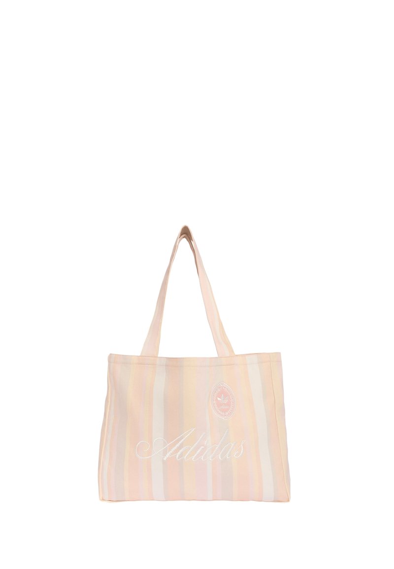Gestreifte Tote-Bag in pastell Pfirsich-, Pink- und Beigetönen mit Adidas-Logo und Schriftzug auf der Vorderseite.