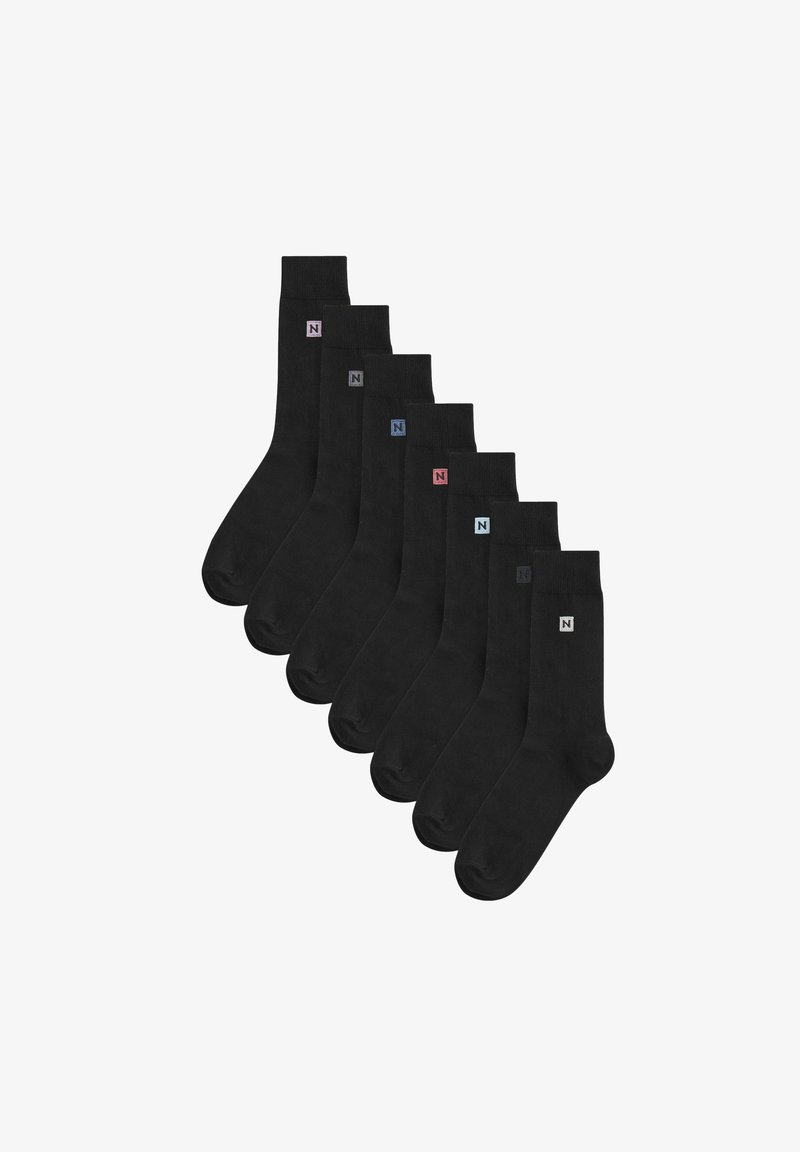 Kuus musta sokki pakis, millel on ribatikujundus, pehme tekstuur ja väiksed värvilised kaubamärgi logod erinevates varjundites mansettidel.