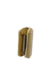 Cartera con cremallera en amarillo claro con diseño exterior perforado. Cuenta con múltiples compartimentos y un interior de cuero suave.
