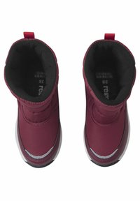 Bottes d'hiver bordeaux avec un extérieur en tissu lisse, un col rembourré et un intérieur noir contrastant. Elles disposent d'une semelle en caoutchouc et d'une languette de tirage.