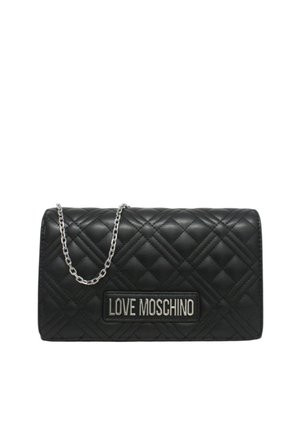 Bolso bandolera negro de cuero acolchado con cadena plateada y placa con el logo "LOVE MOSCHINO" en el frente.