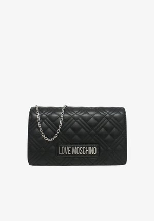 Sac bandoulière en cuir noir matelassé avec une chaîne argentée et une plaque logo "LOVE MOSCHINO" sur le devant.