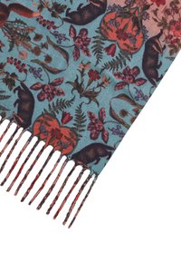 Bufanda multicolor con un patrón floral y animal sobre un fondo azul, con bordes desflecados para añadir textura y detalle.
