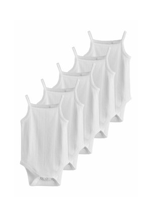 Päť bielych bezrukávových detských body s ramienkami a cvočkami na spodnej strane, usporiadaných prekrývajúcich sa na bielom pozadí.