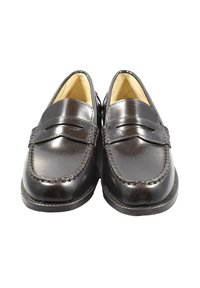 Mocassini neri in pelle con contorno cucito, cinturino decorativo e finitura liscia con fodera interna di colore chiaro.