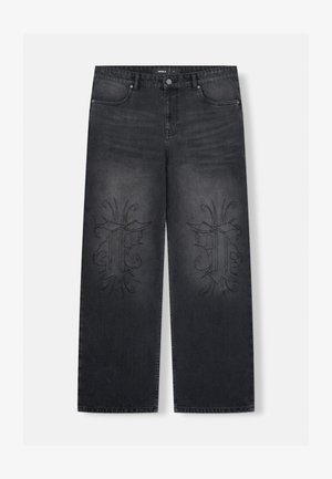 Fekete, széles szárú farmernadrág, elöl tónusban hímzett mintákkal, enyhén kopottas hatású farmer anyagból.