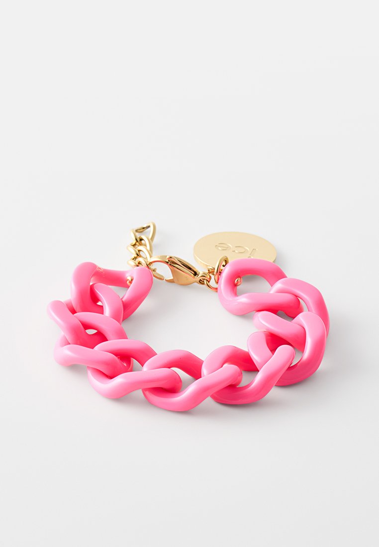 Pulsera de cadena de plástico rosa con eslabones grandes, con un cierre de color dorado y un charm redondo. Textura suave y acabado brillante.