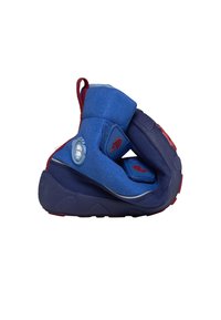 Chaussure de sport bleu et marine avec une tige en daim souple, des accents rouges, un col rembourré et une semelle en caoutchouc présentant des motifs de grip texturés.